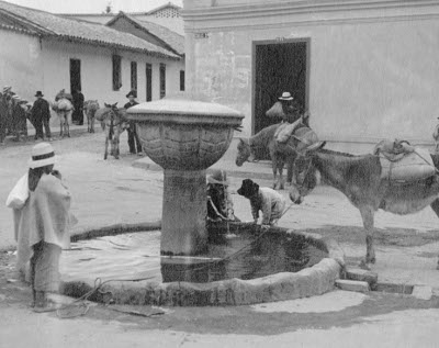 Pila con campesinos y burros, ca. 1940. Colección Museo de Bogotá, fondo Saúl Orduz. Reg. Mbd 27683.